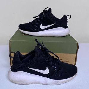 SOLD - Nike Women’s shoes. US 7.